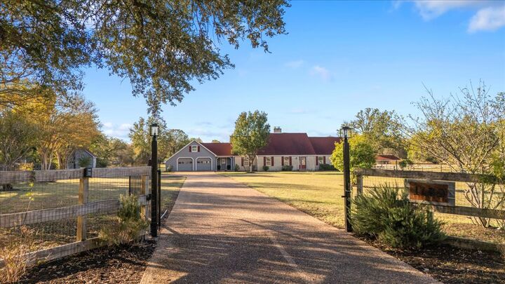 Property Photo: 1180 Live Oak Loop TX 78610