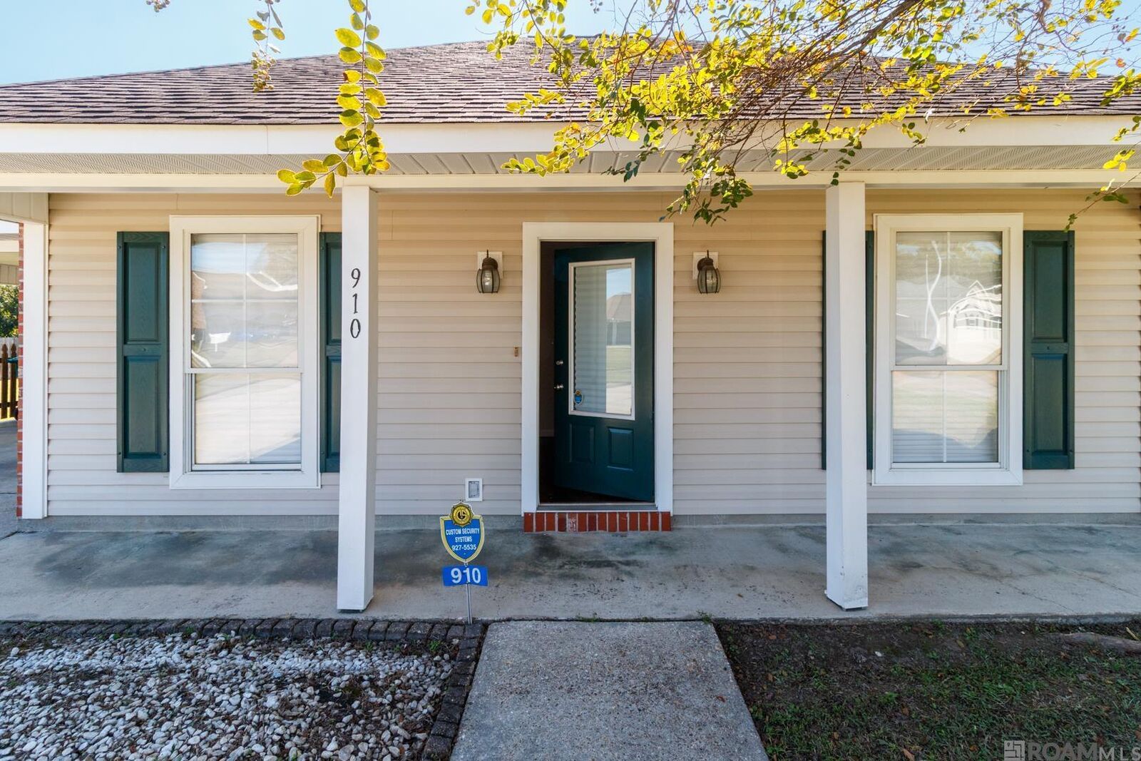 Property Photo:  910 Kathryn St  LA 70726 