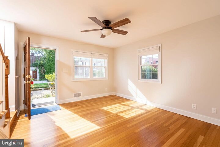 Property Photo:  317 E Oak Street  VA 22301 