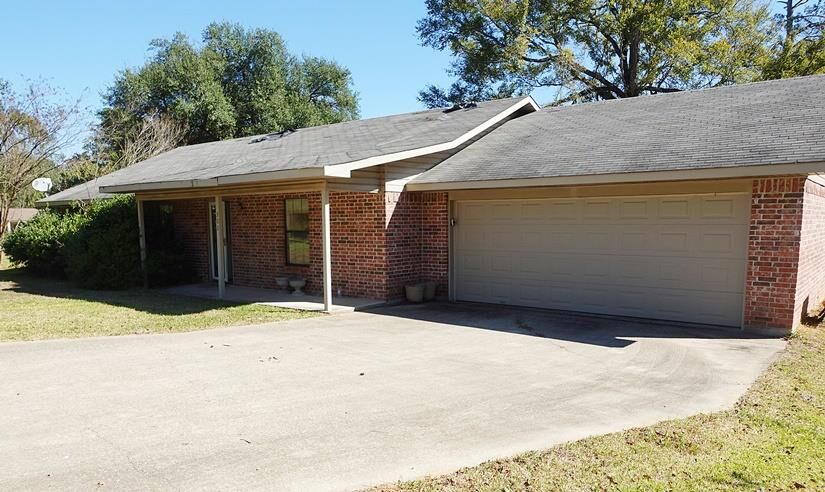 Property Photo:  300 Oak Ln  TX 75935 