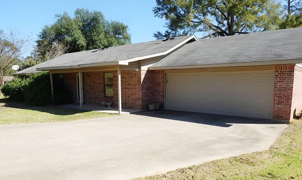 Property Photo: 300 Oak Ln TX 75935