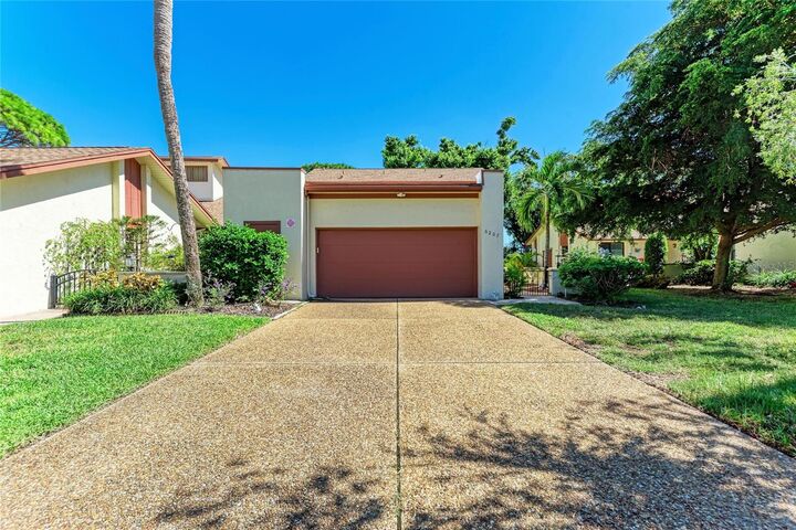 Property Photo: 6207 Courtside Drive 23 FL 34210