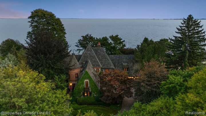 Property Photo: 49016 Pointe Lakeview Drive MI 48047