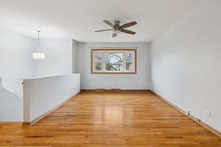 Property Photo:  26W028 Prairie Avenue  IL 60187 