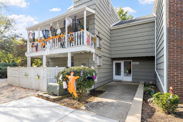 Property Photo: 1420 Stonebridge Trail 1-3 IL 60189