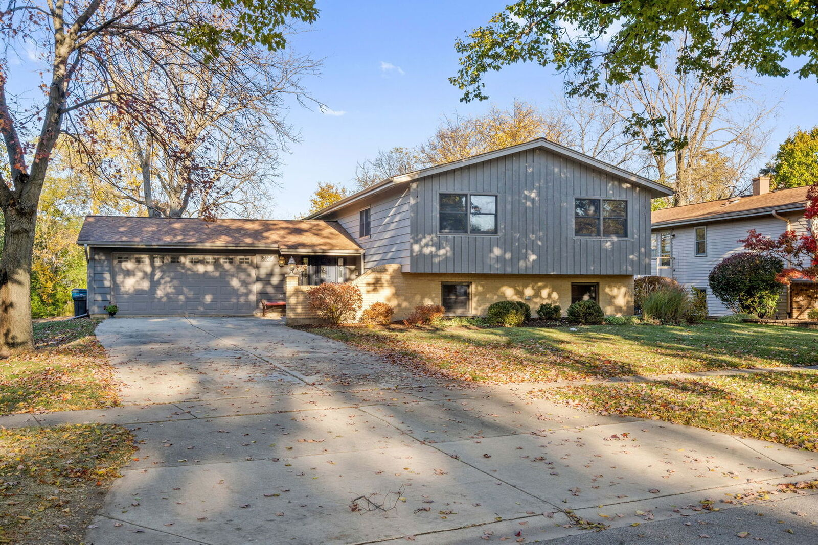 Property Photo: 2124 Midhurst Road IL 60516