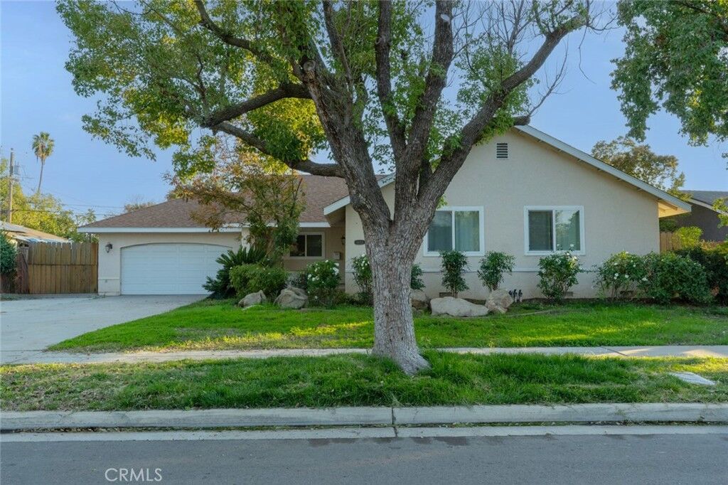 Property Photo:  1033 W Norwich  CA 93705 