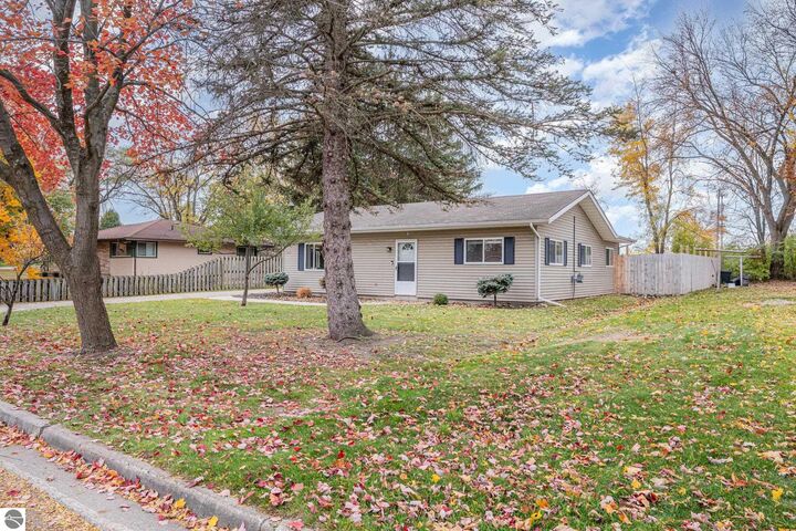 Property Photo: 1904 S Johnson Street MI 48858