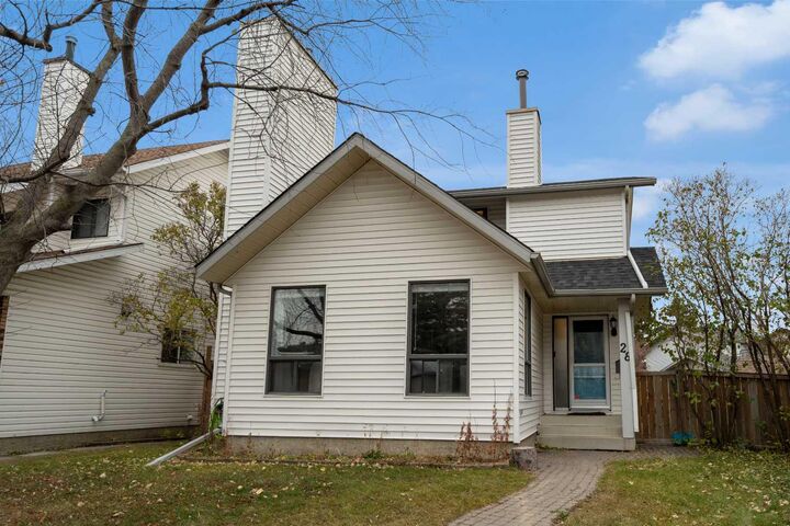 28 Woodglen Close SW  Calgary AB T2W 4N1 photo