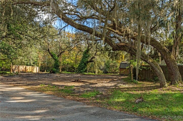 Property Photo: 11860 E Cardinal Place FL 34436