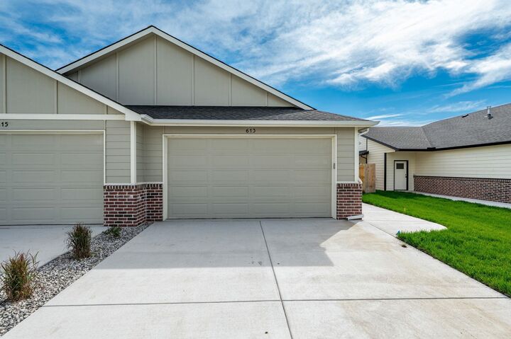 Property Photo:  613 E Briarbrook Ln  KS 67147-1127 