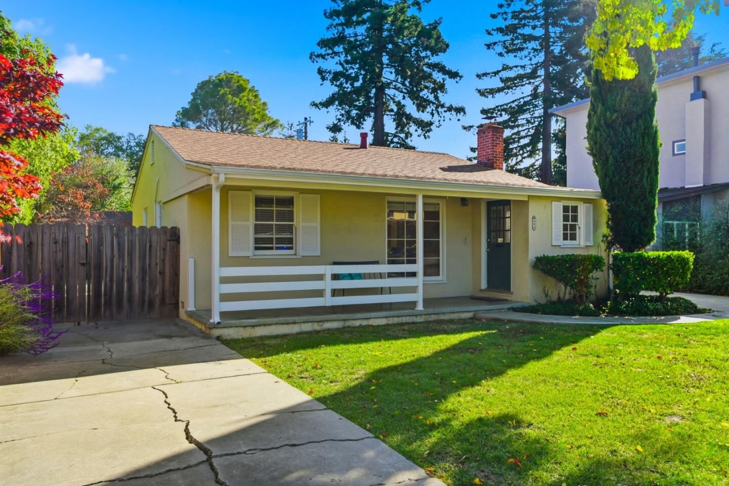 Property Photo: 884 Warren Way CA 94303