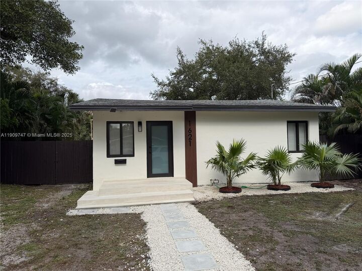 Property Photo: 1621 SW 11th Ct FL 33312