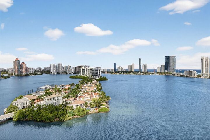 Property Photo:  3000 Island Blvd 1904  FL 33160 