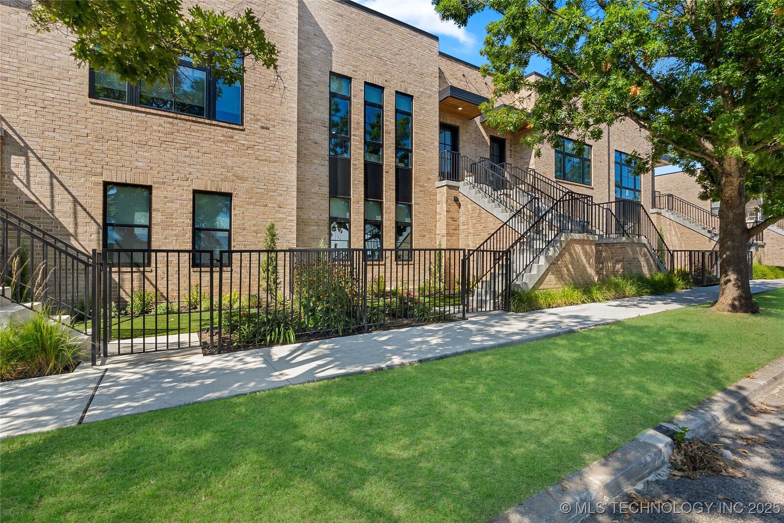 Property Photo:  1049 E 8th Street S  OK 74120 