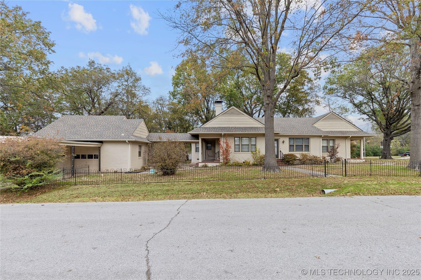 Property Photo: 816 S McQuarrie Avenue OK 74467
