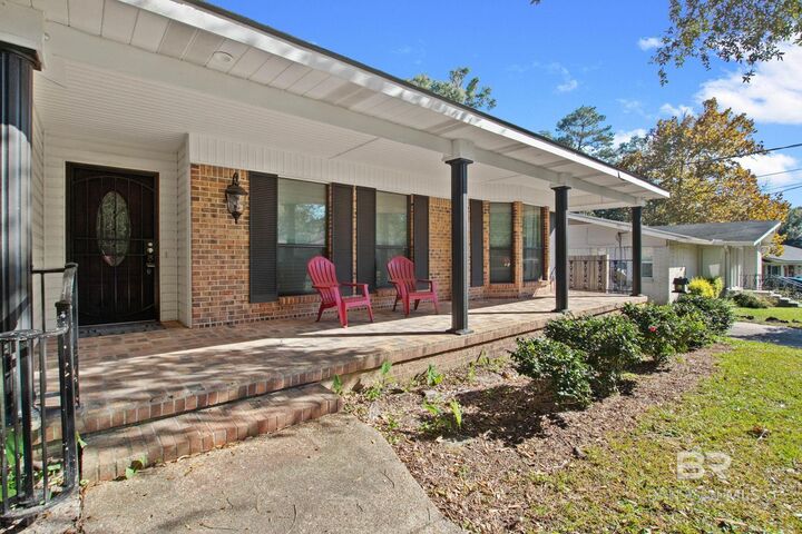 Property Photo:  2705 E Woodcliff Drive  AL 36693 