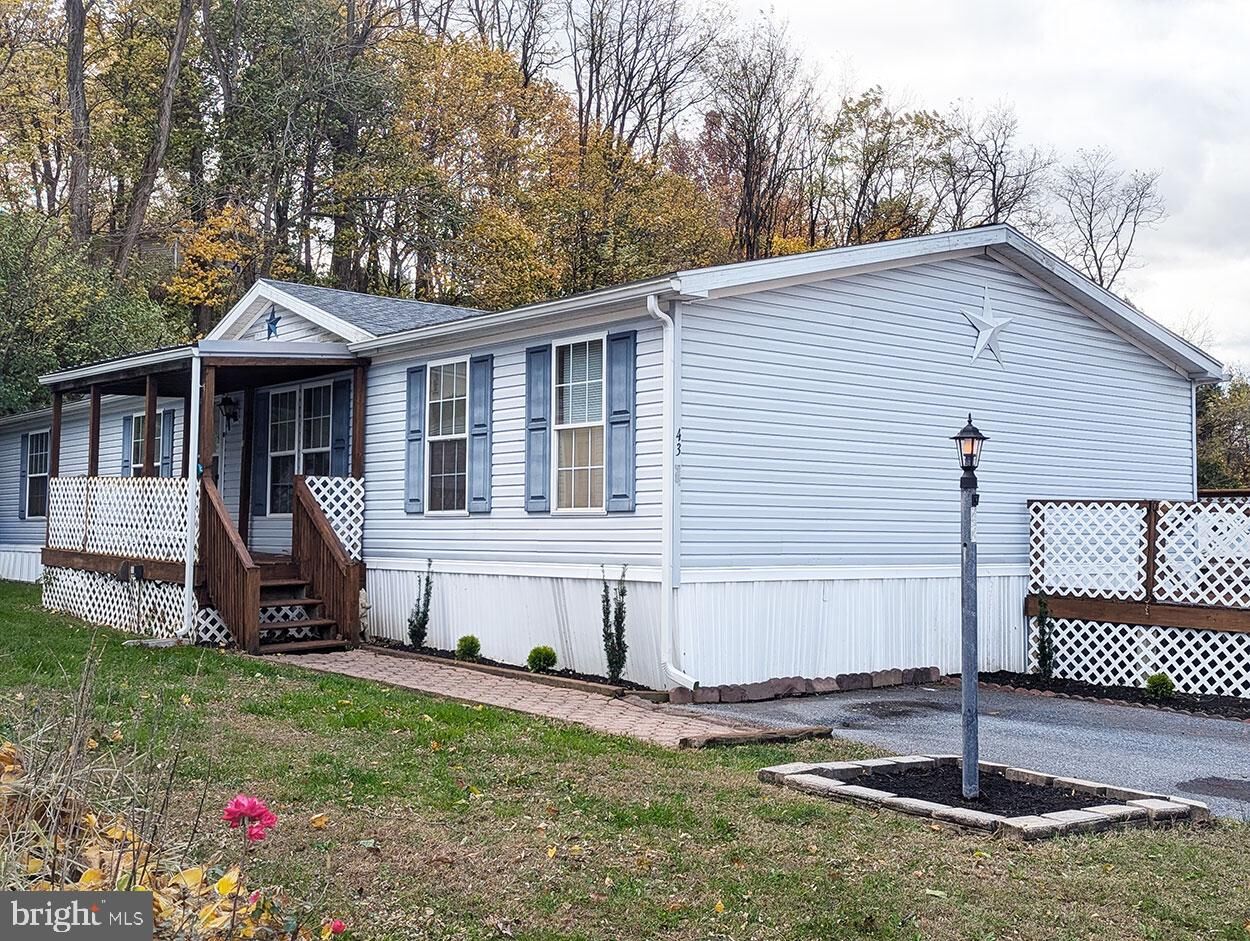 Property Photo:  43 Parkview Heights Road  PA 17522 