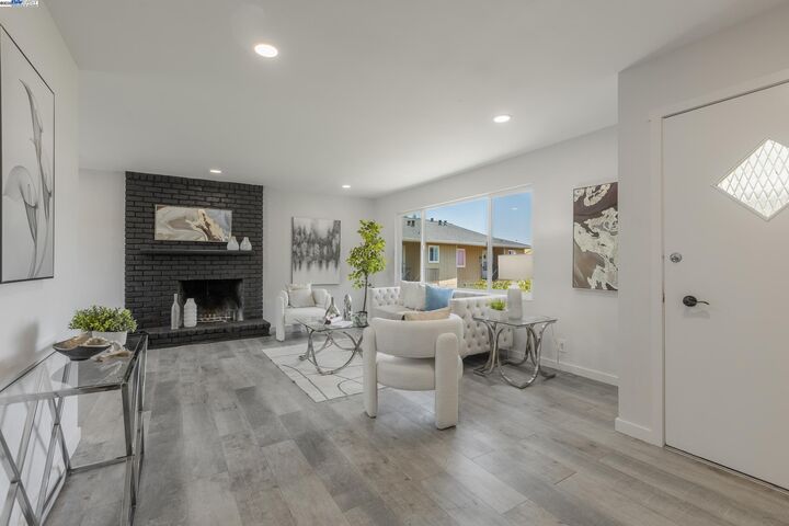 Property Photo:  1965 Ascot Dr 6  CA 94556 