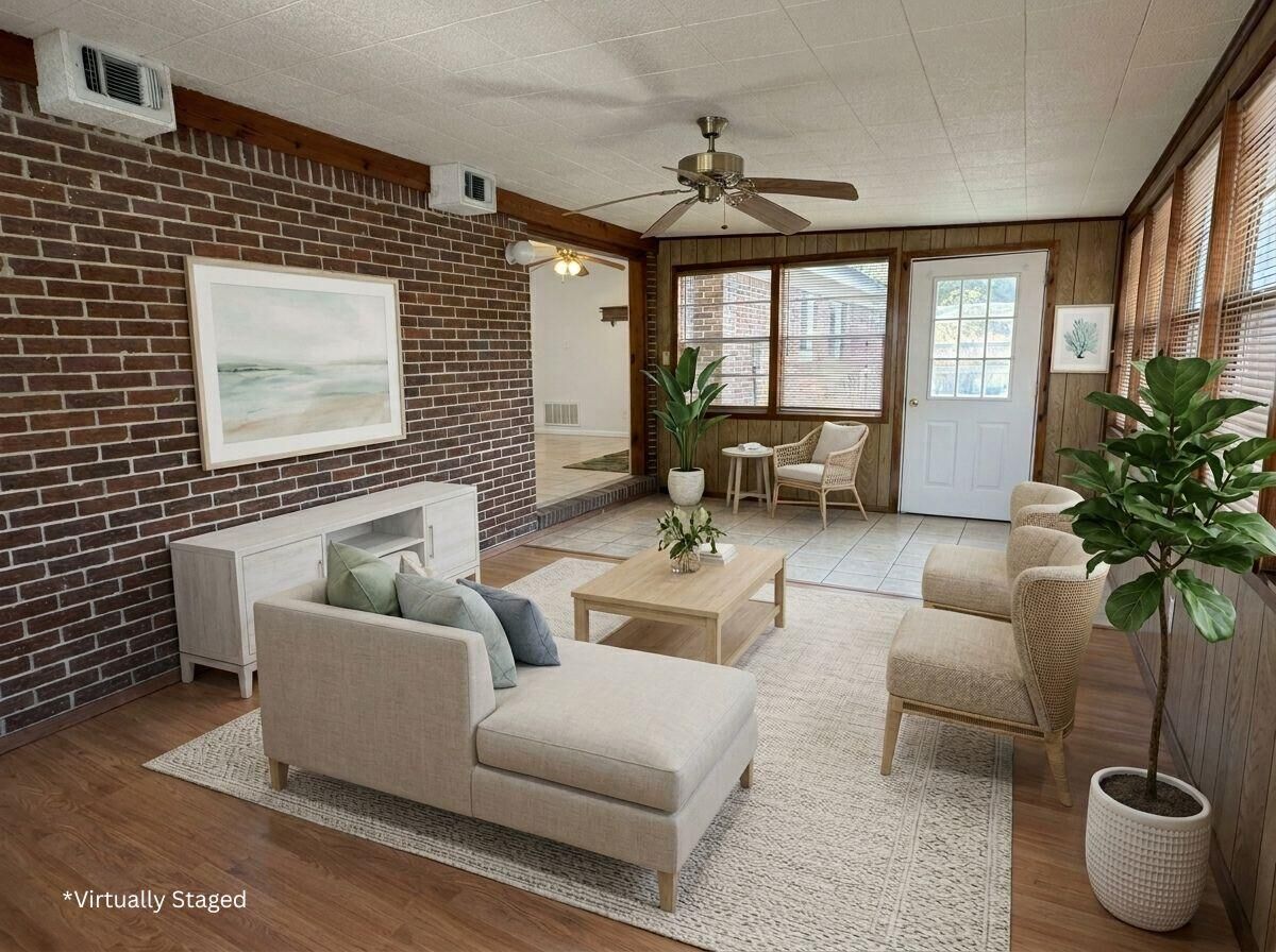 Property Photo: 1008 S Palm Boulevard FL 32578