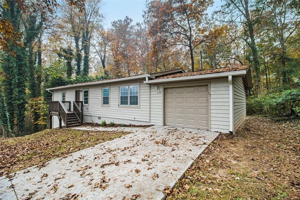 Property Photo:  721 The Trace  GA 30058 