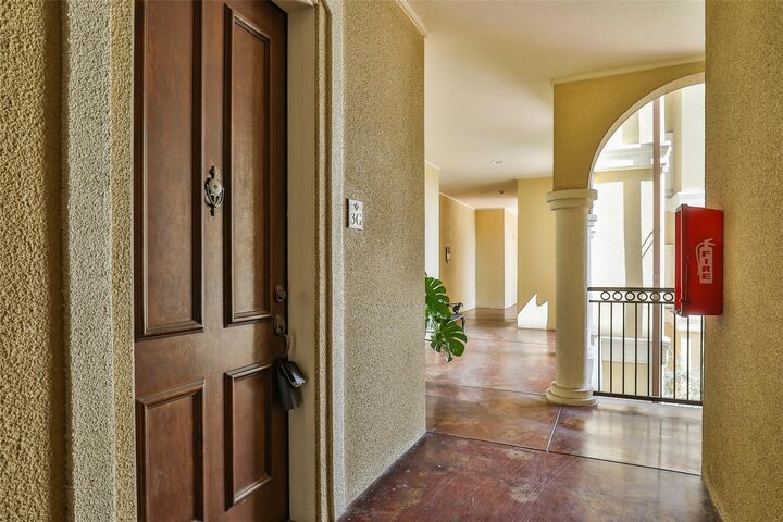 Property Photo: 7134 Mapleridge Street 3G TX 77081