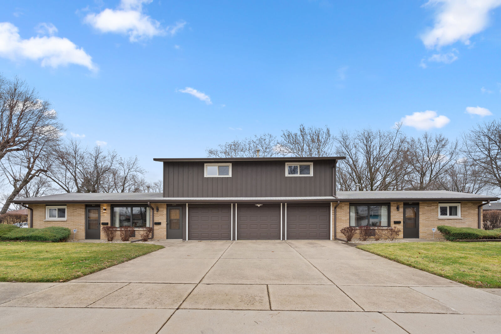 Property Photo: 537-541 N Edgelawn Drive 537 IL 60506
