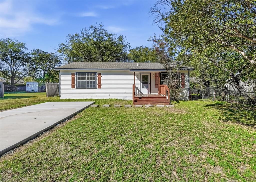 Property Photo: 704 Graham Street TX 76033