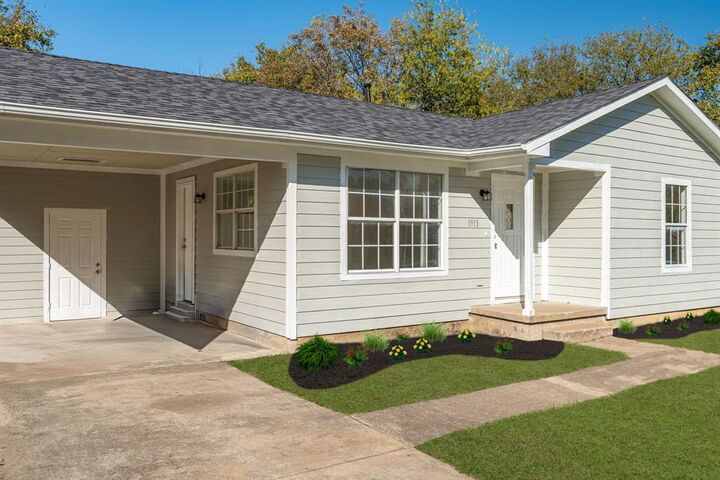 Property Photo: 1915 E Cole Avenue TX 75090