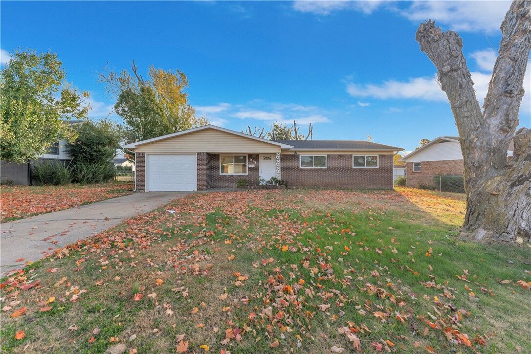 Property Photo: 913 N 11 Street AR 72756