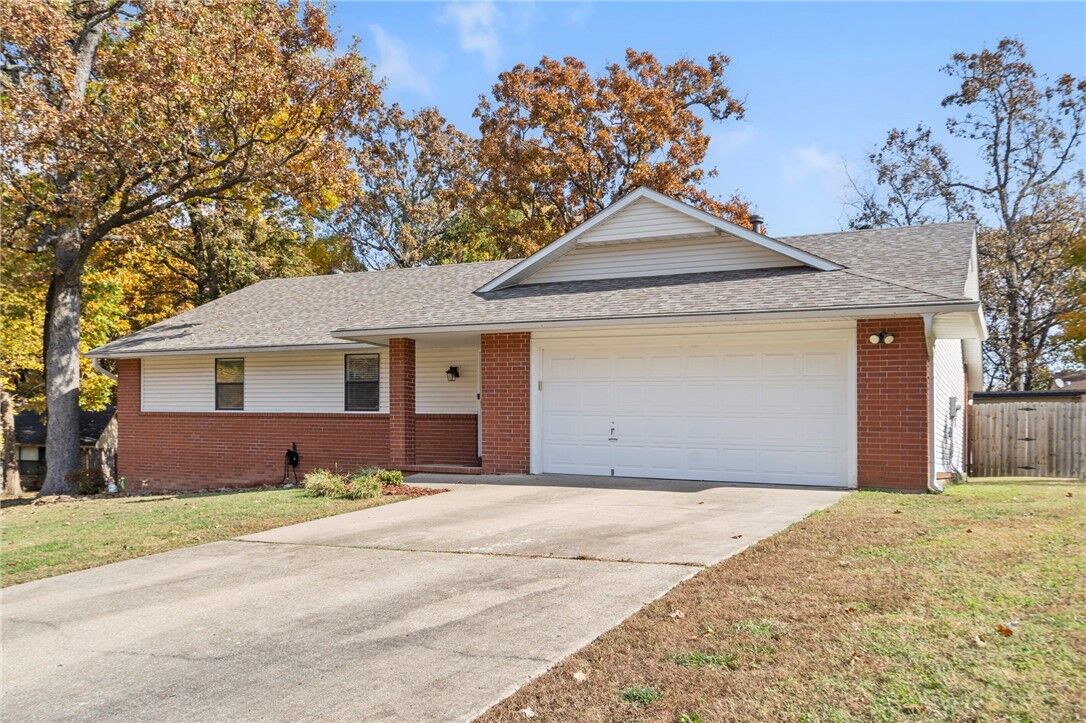 Property Photo:  2105 McGuire Street  AR 72762 
