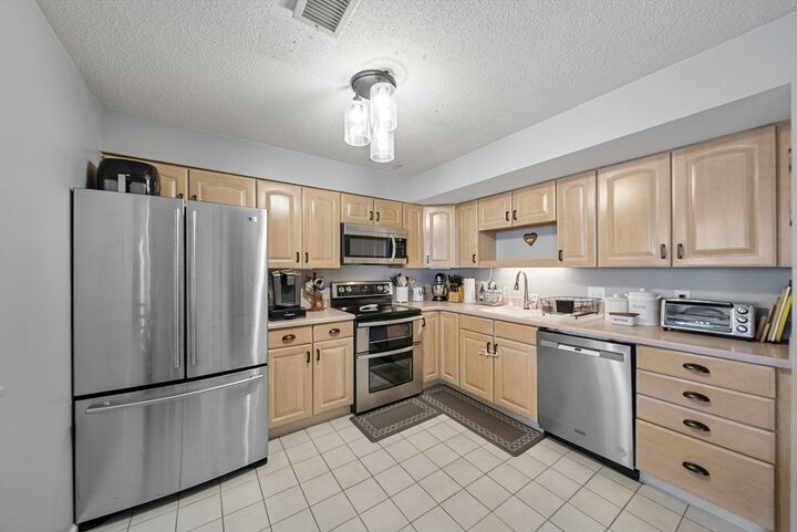 Property Photo:  27 Weatherly Dr 27  MA 01970 