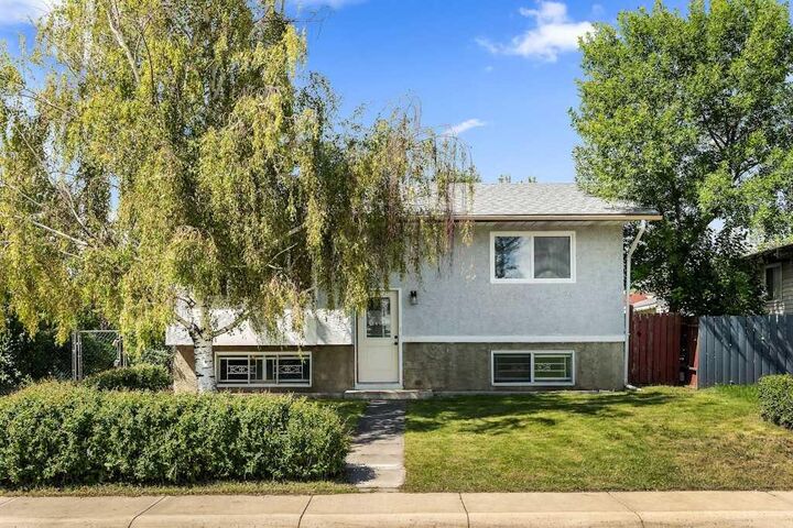 Photo de la propriété:  856 Rundlecairn Way NE  AB T1Y 2R7 