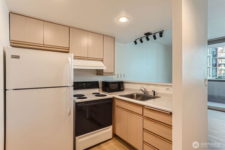 Property Photo: 177 107th Avenue NE 703 WA 98004