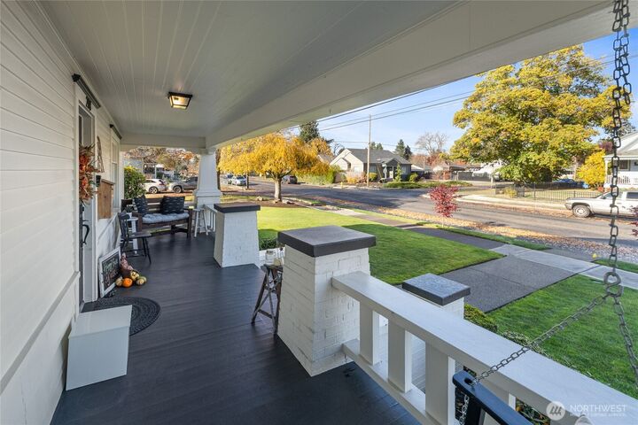 Property Photo:  208  5th Ave NW  WA 98371 