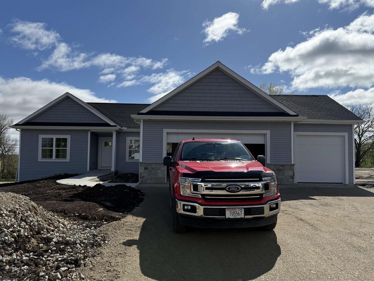 Property Photo:  502 Ridge Court  WI 53576 