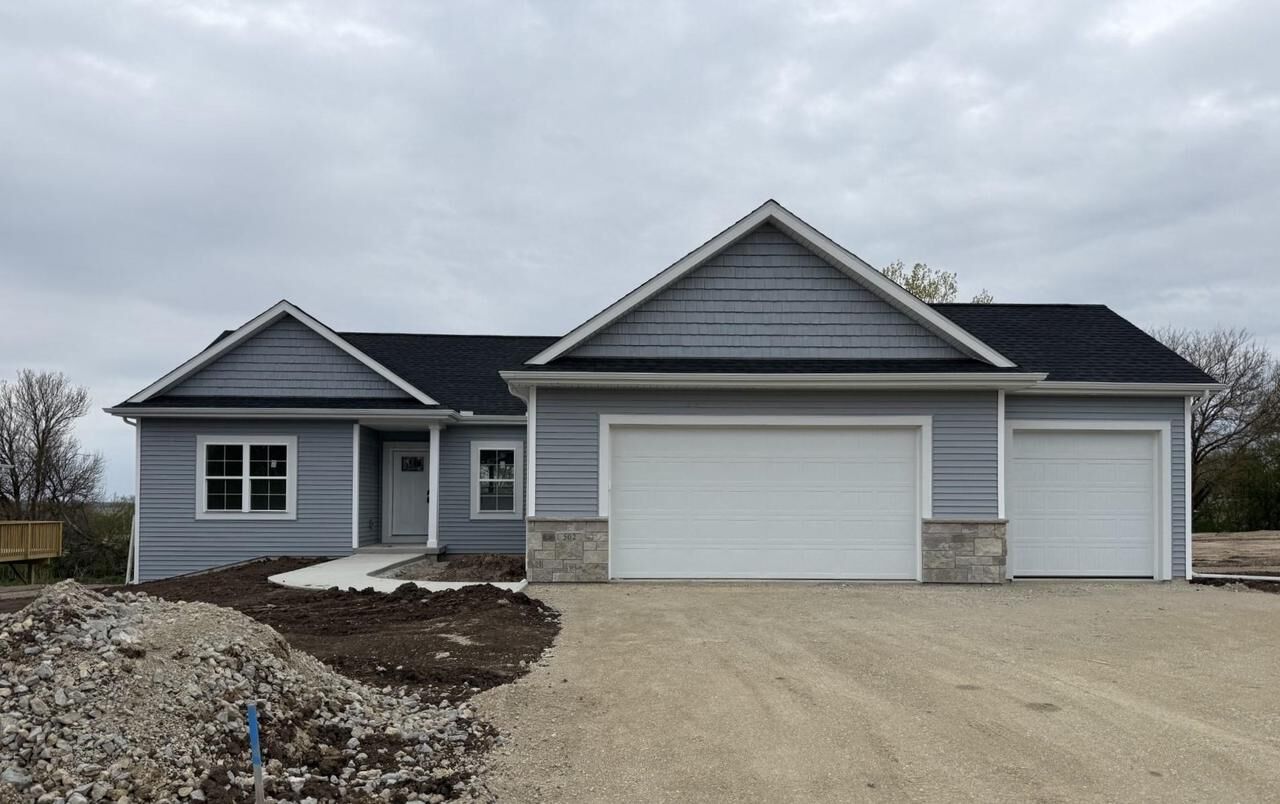 Property Photo:  502 Ridge Court  WI 53576 