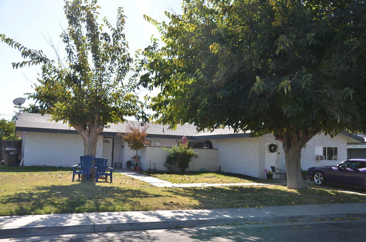 217 W Hazelwood Drive  Lemoore CA 93245 photo