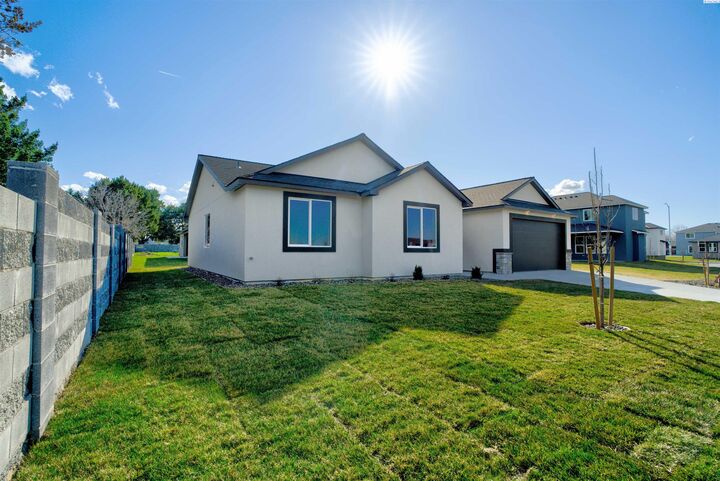 Property Photo:  5423 W Okanogan Ave  WA 99336 