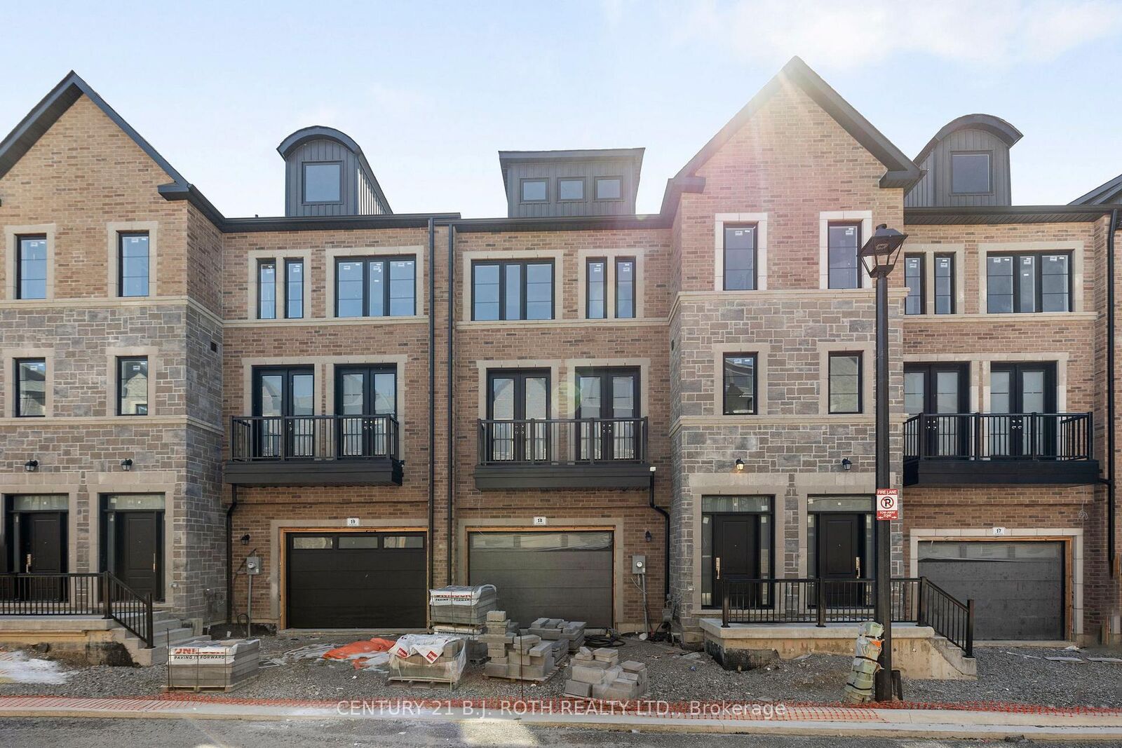 Property Photo: 260 Eagle Street 18 ON L3Y 1K1