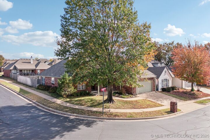 Property Photo:  3309 N Gum Place  OK 74012 