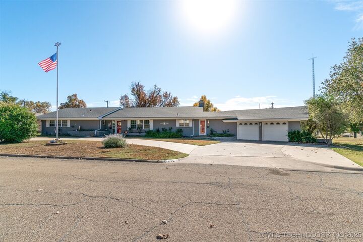 Property Photo:  1107 E 8th Street  OK 74023 