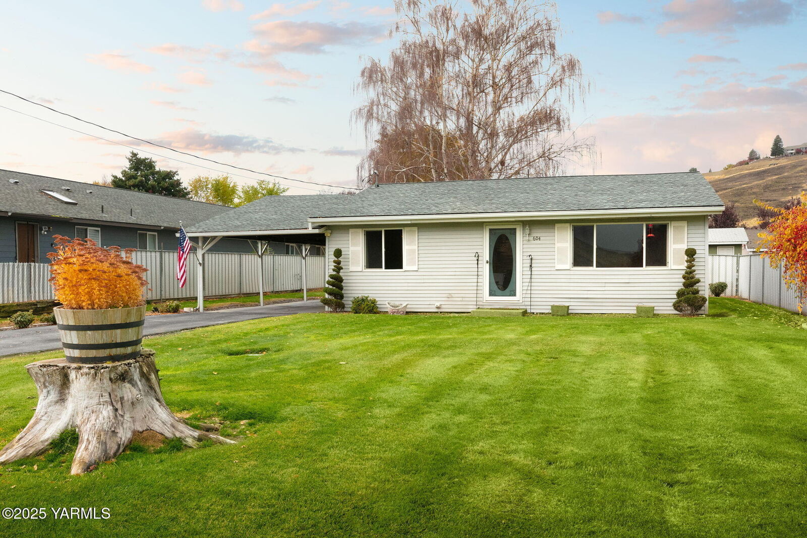 Property Photo: 604 S 3rd St WA 98942