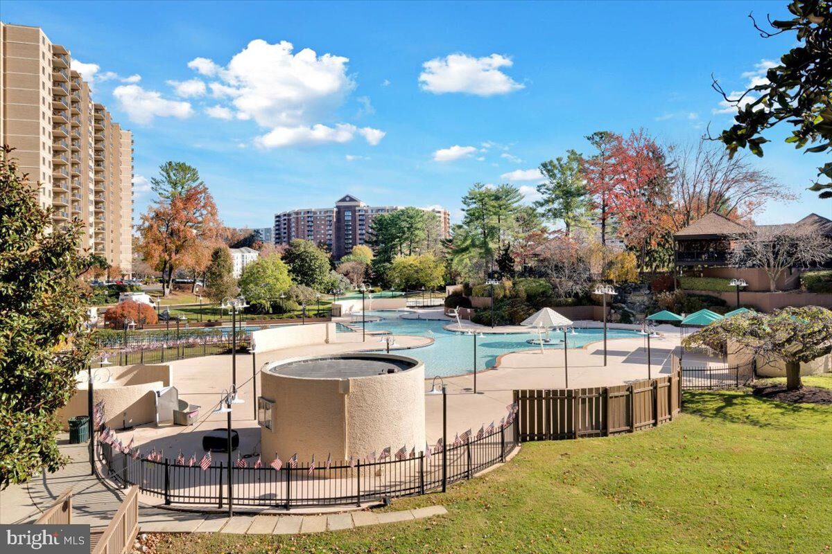 Property Photo: 309 Yoakum Parkway 815 VA 22304