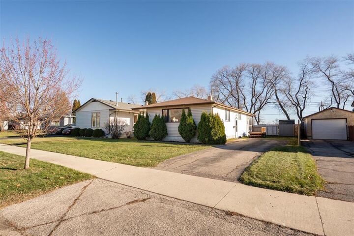 Property Photo: 184 Vryenhoek Crescent MB R2G 0R2