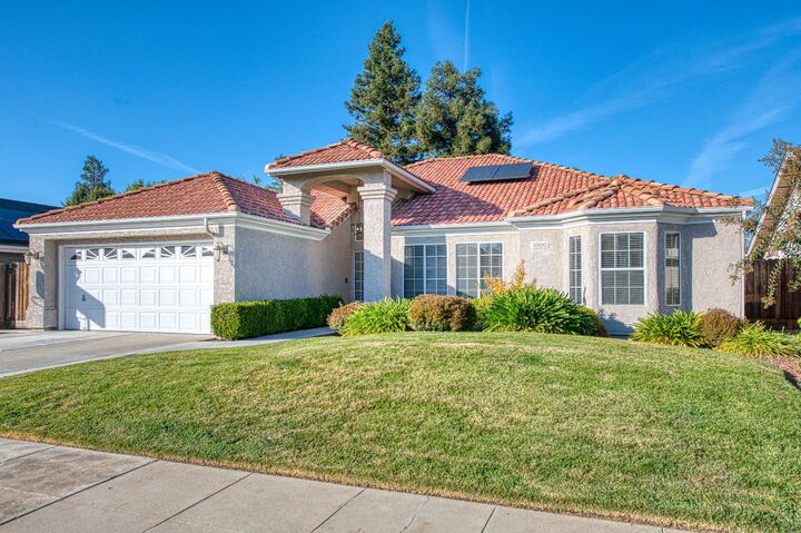 Property Photo: 1800 E Omaha Avenue CA 93720