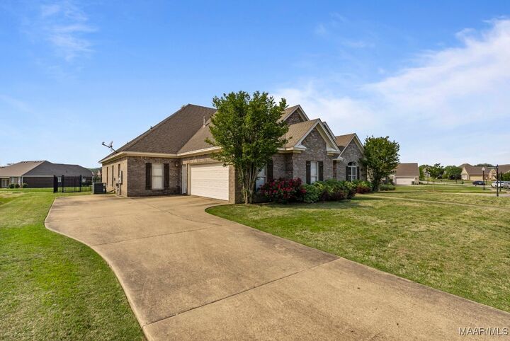 Property Photo: 5300 Sienna Circle AL 36116
