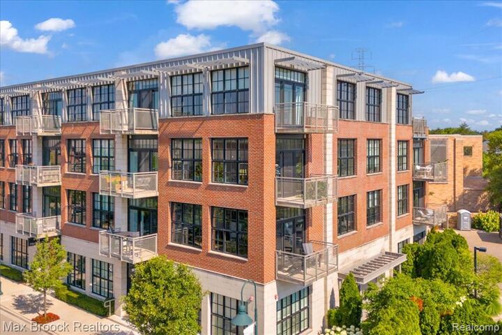 Property Photo:  2051 Villa Road 302  MI 48009 6571 