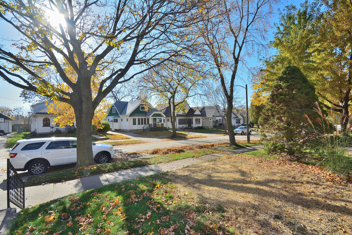 Property Photo: 5600 W Notre Dame Ct WI 53208