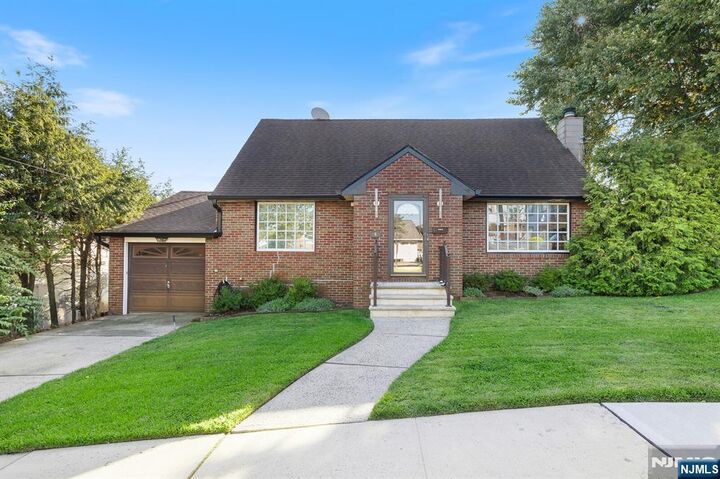 Property Photo:  4 Gail Place  NJ 07094 